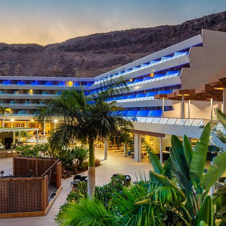 פוארטו דה מוגן Radisson Blu Resort & Spa, Gran Canaria Mogan מראה חיצוני תמונה The resort at night