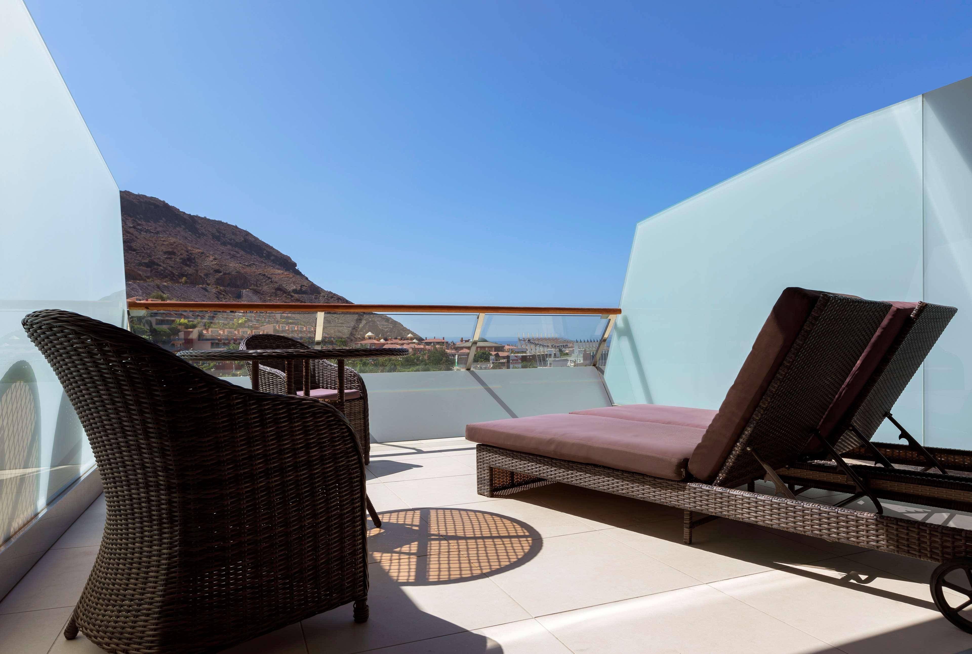 פוארטו דה מוגן Radisson Blu Resort & Spa, Gran Canaria Mogan מראה חיצוני תמונה A balcony on a cruise ship