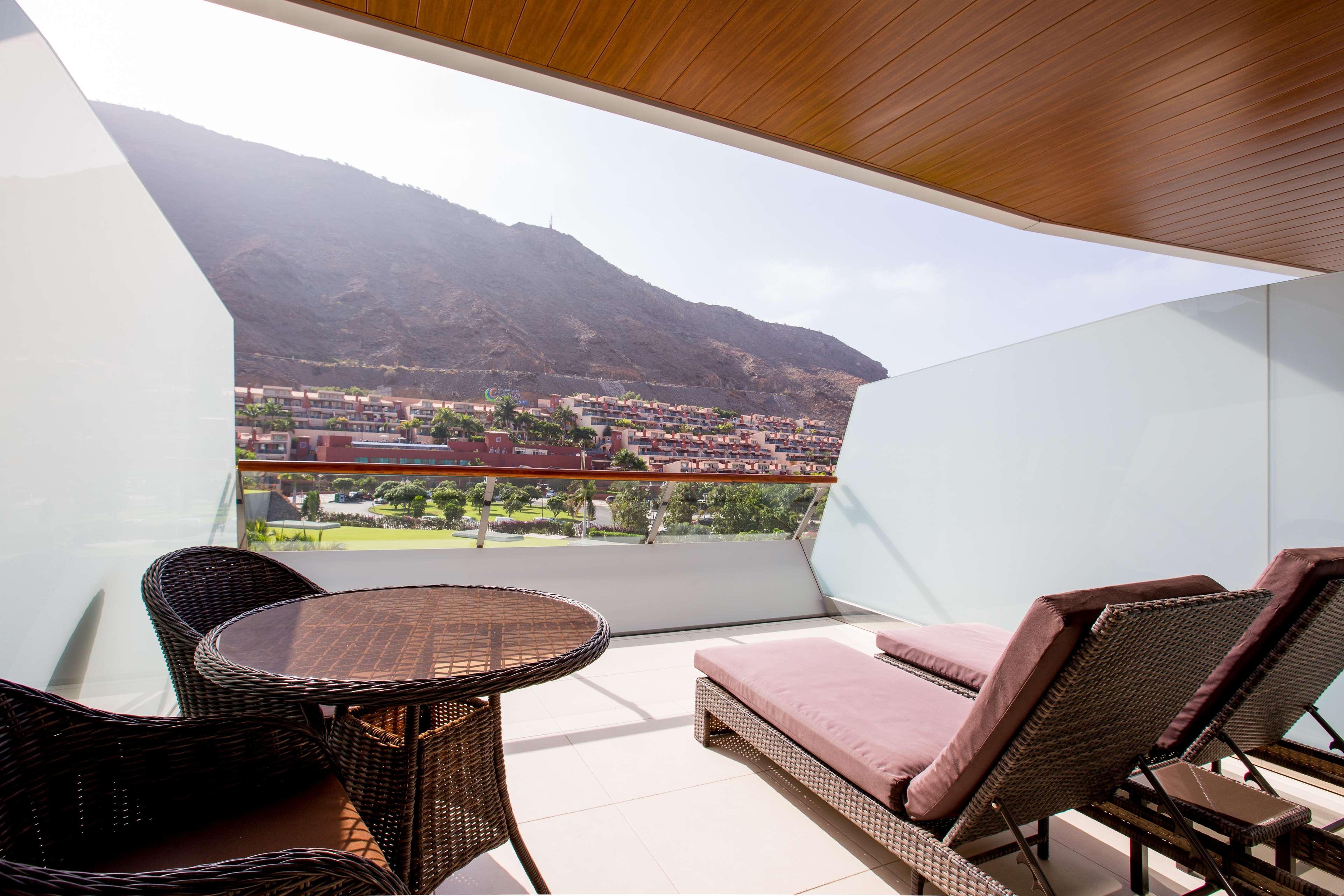 פוארטו דה מוגן Radisson Blu Resort & Spa, Gran Canaria Mogan מראה חיצוני תמונה A view of the San Jacinto Mountains from the JW Marriott Desert Springs Resort & Spa