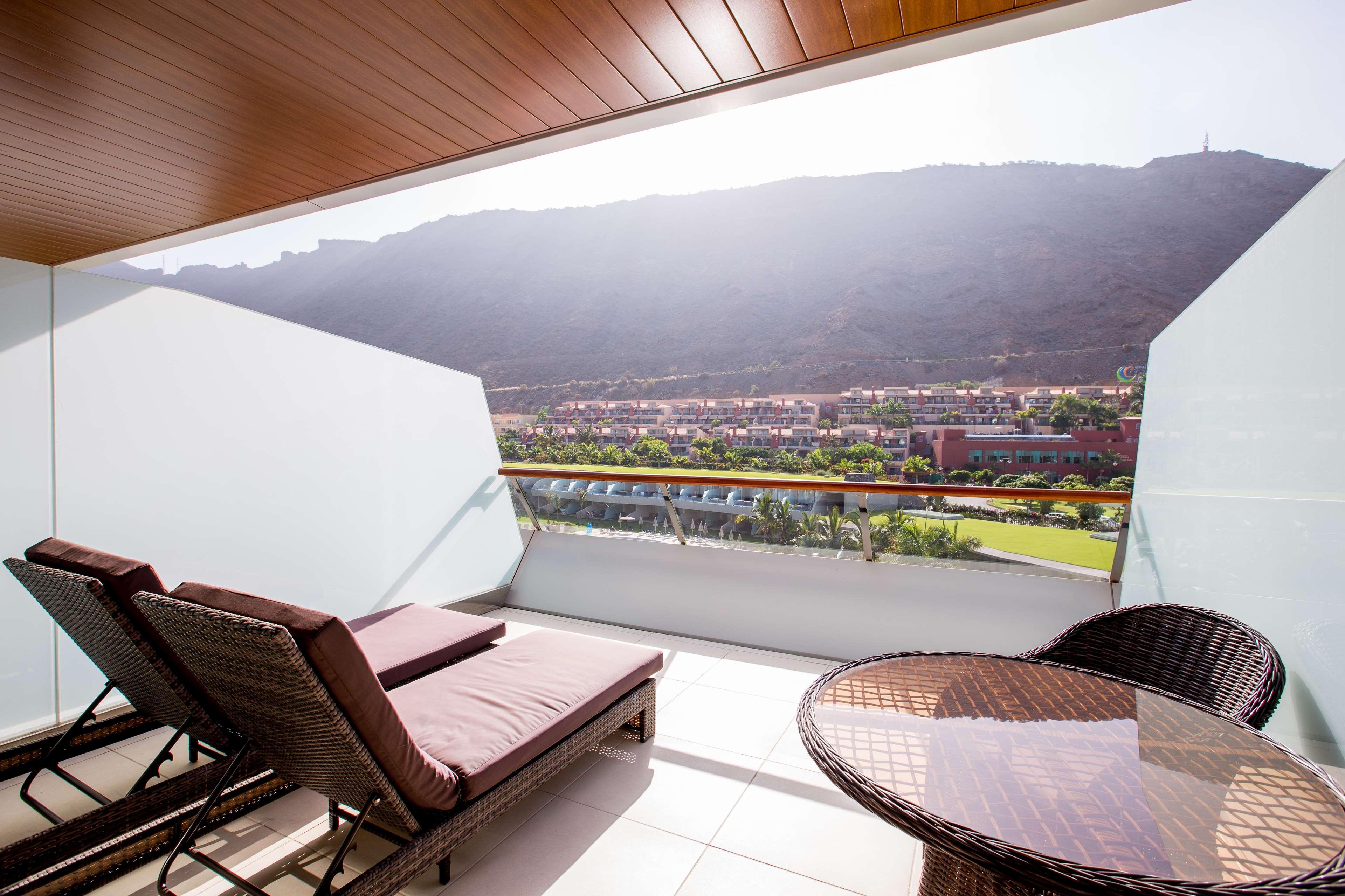 פוארטו דה מוגן Radisson Blu Resort & Spa, Gran Canaria Mogan מראה חיצוני תמונה View from a room at the hotel