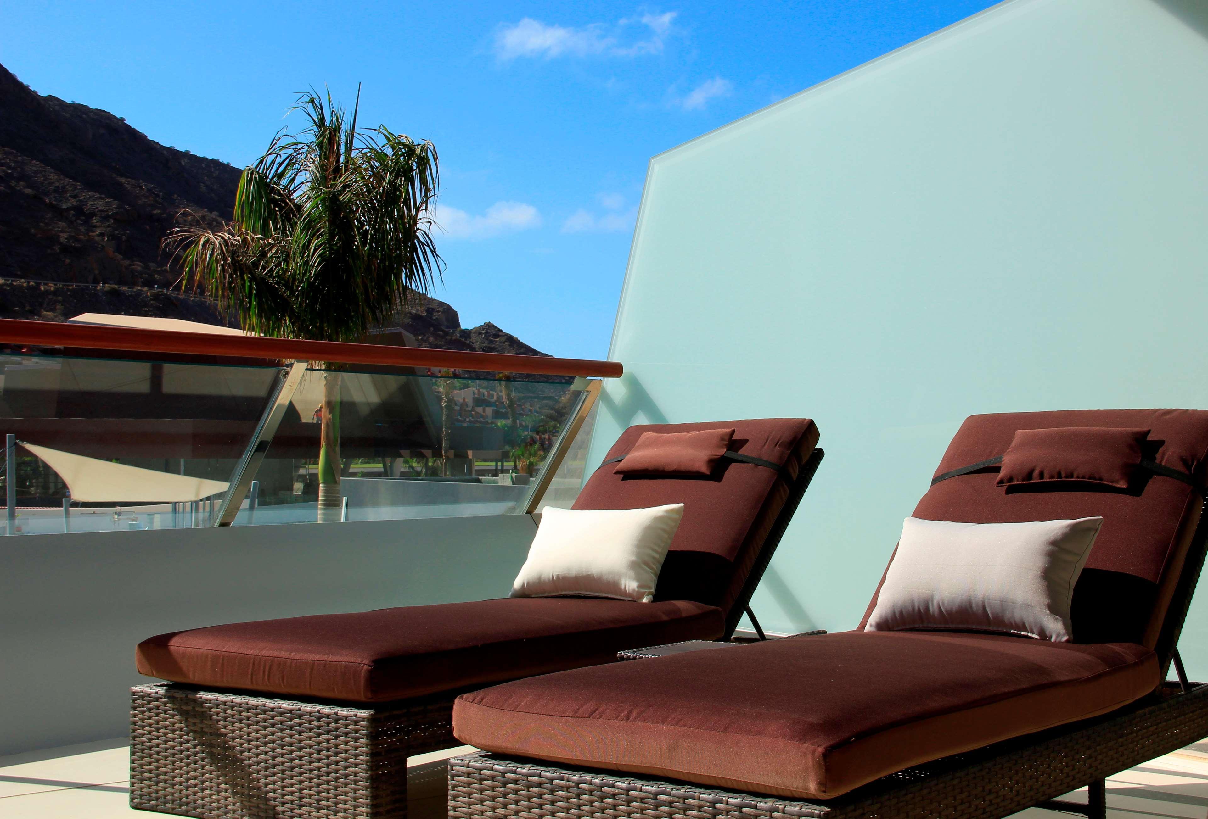 פוארטו דה מוגן Radisson Blu Resort & Spa, Gran Canaria Mogan מראה חיצוני תמונה A glass balustrade