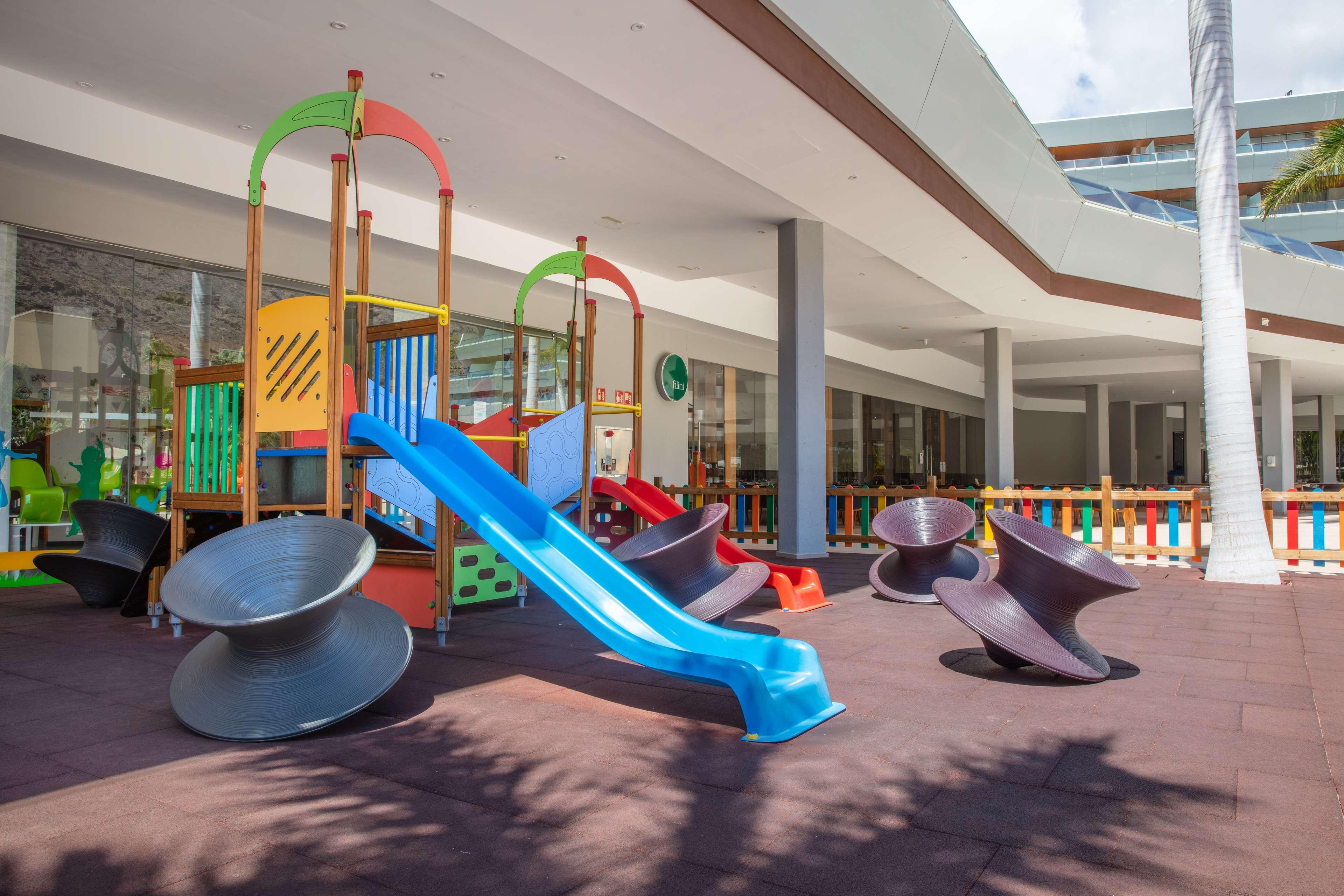 פוארטו דה מוגן Radisson Blu Resort & Spa, Gran Canaria Mogan מראה חיצוני תמונה Playground at the airport