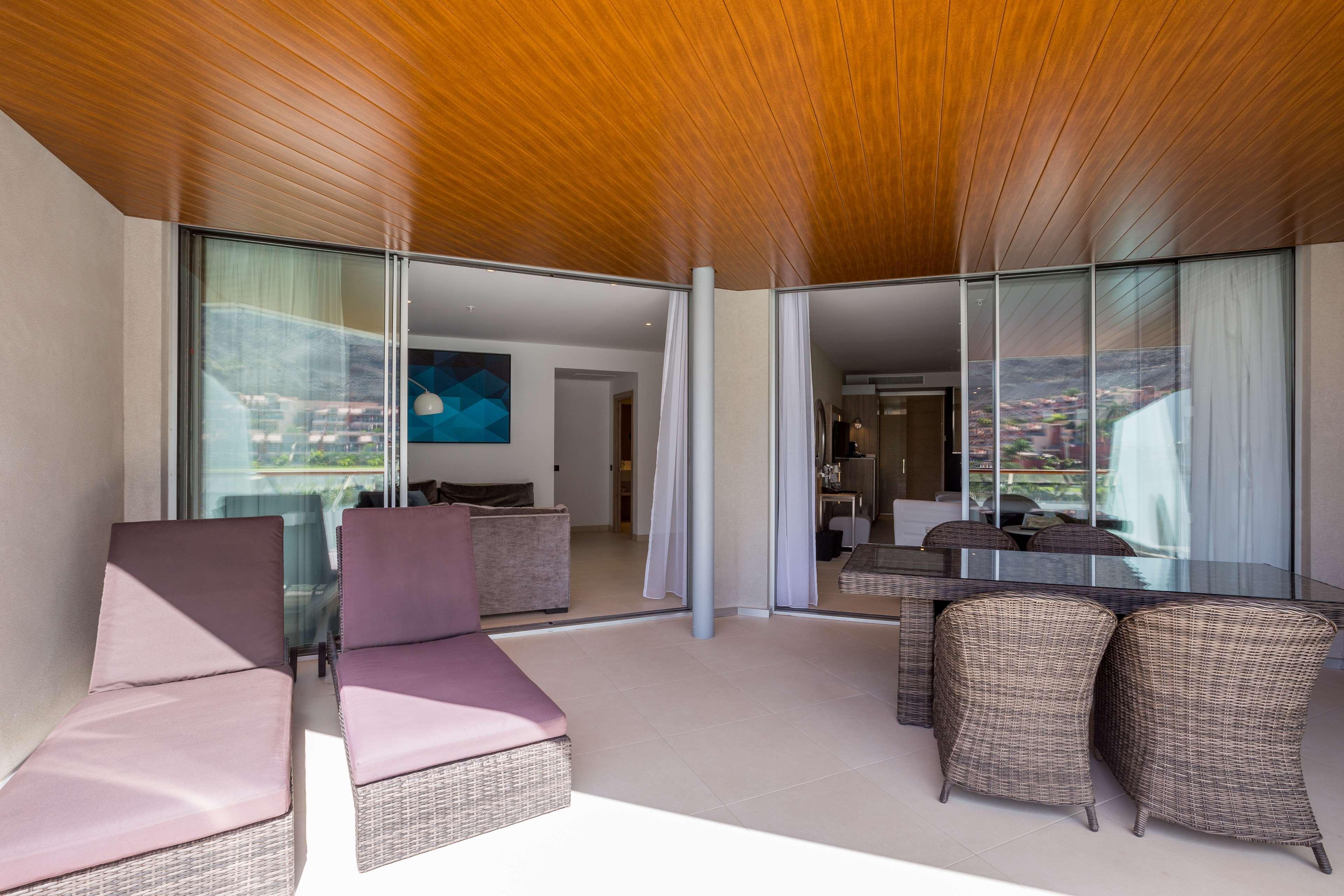 פוארטו דה מוגן Radisson Blu Resort & Spa, Gran Canaria Mogan מראה חיצוני תמונה A suite at the InterContinental Sanctuary Cove Resort