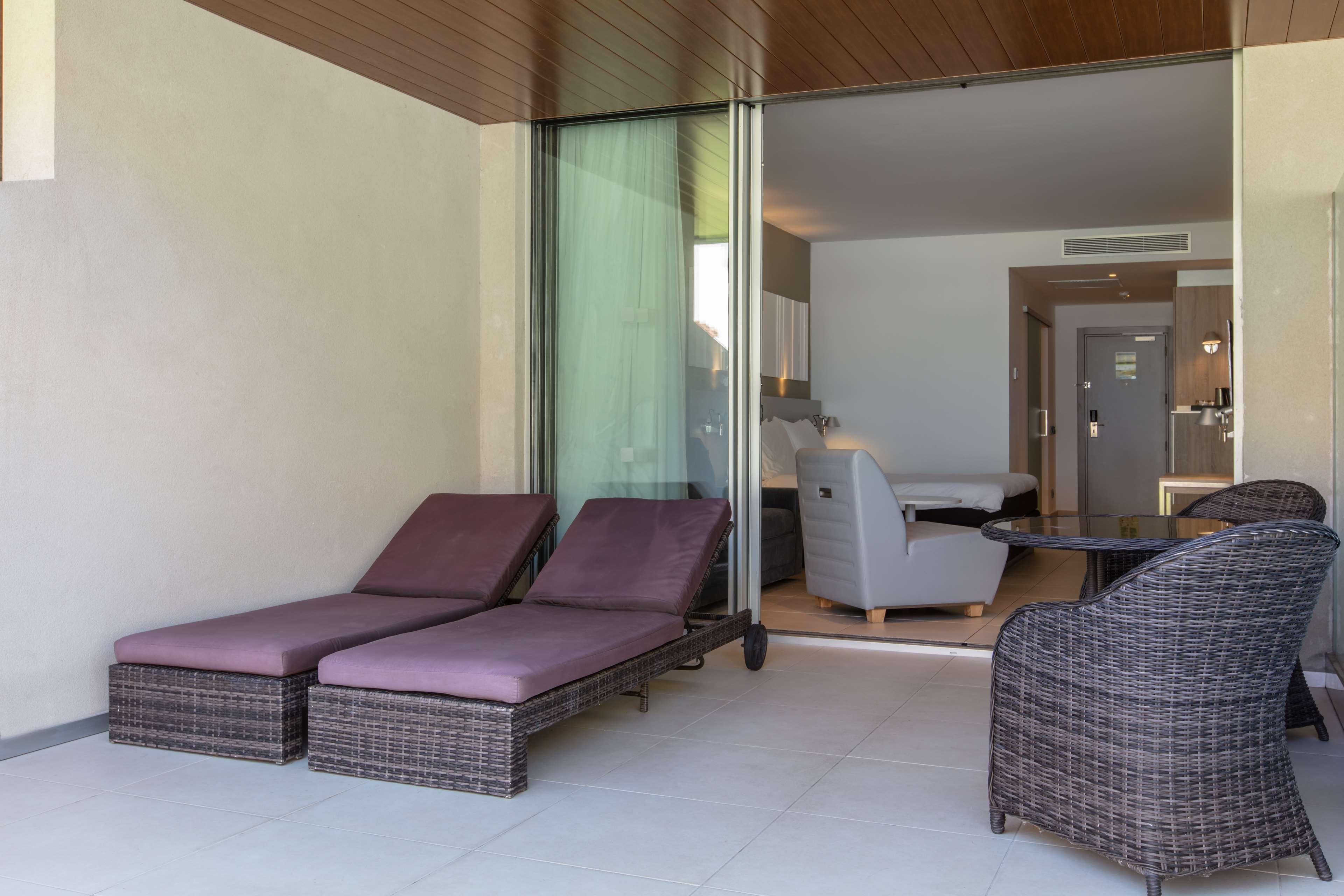פוארטו דה מוגן Radisson Blu Resort & Spa, Gran Canaria Mogan מראה חיצוני תמונה A room at the hotel