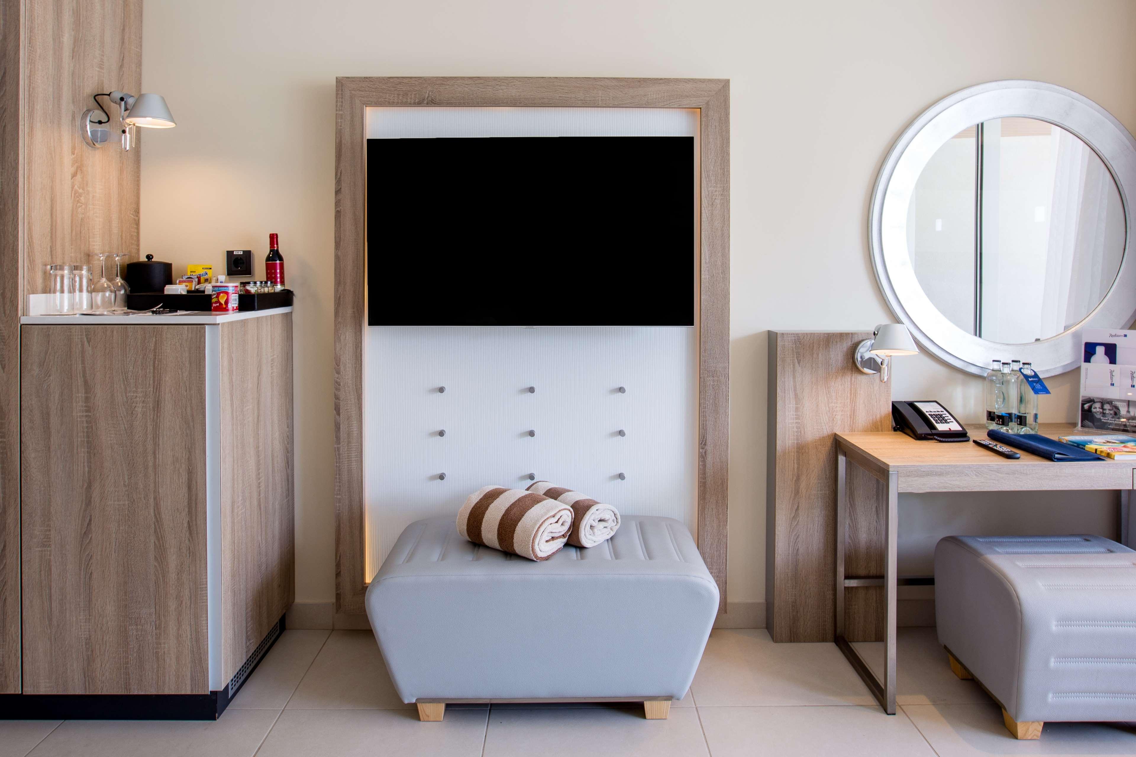 פוארטו דה מוגן Radisson Blu Resort & Spa, Gran Canaria Mogan מראה חיצוני תמונה A room at the hotel