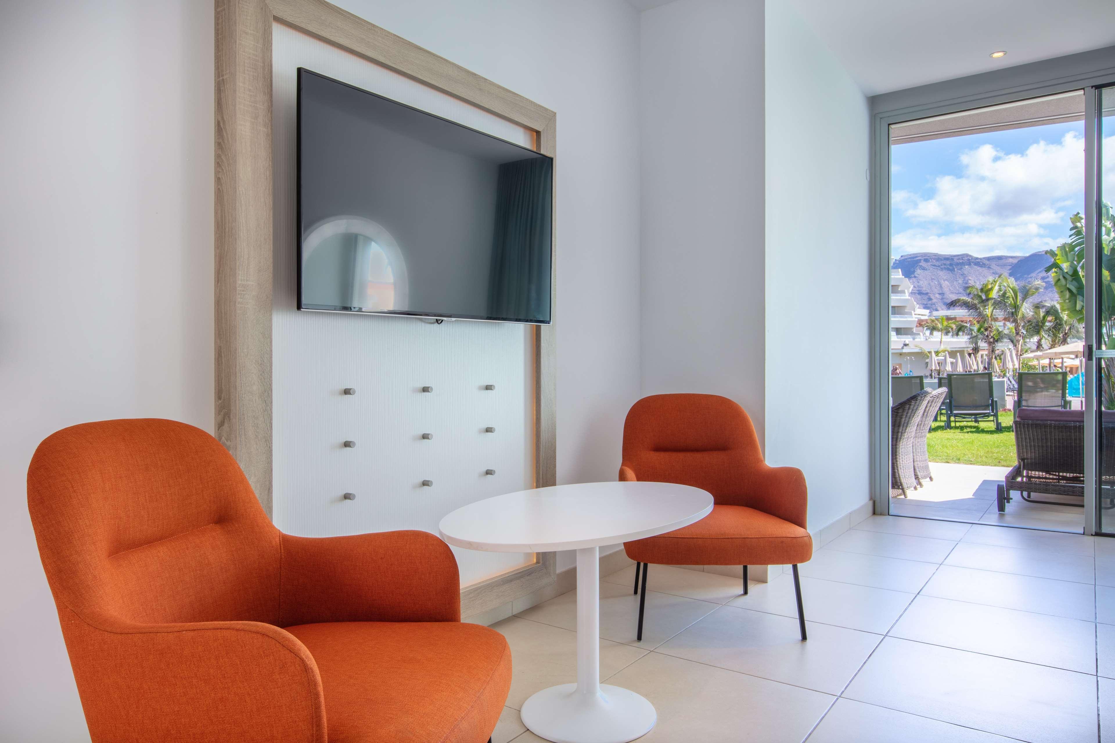 פוארטו דה מוגן Radisson Blu Resort & Spa, Gran Canaria Mogan מראה חיצוני תמונה A room at the hotel