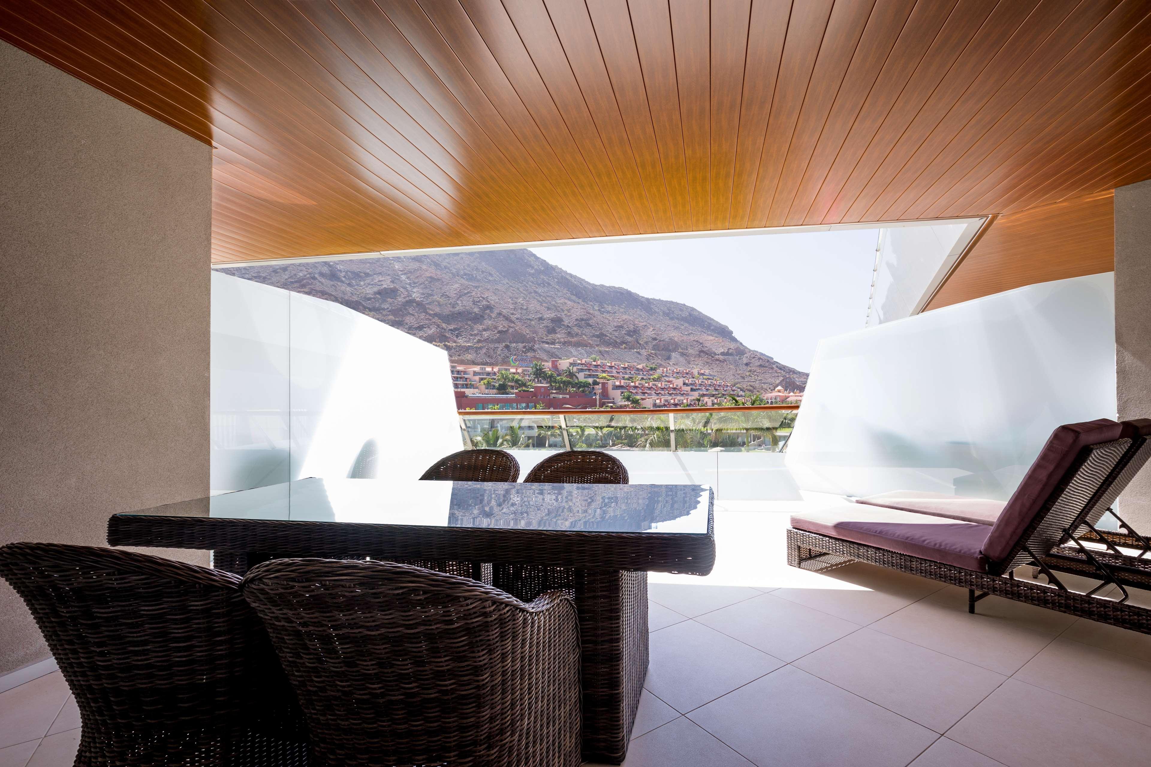 פוארטו דה מוגן Radisson Blu Resort & Spa, Gran Canaria Mogan מראה חיצוני תמונה The view from the living room