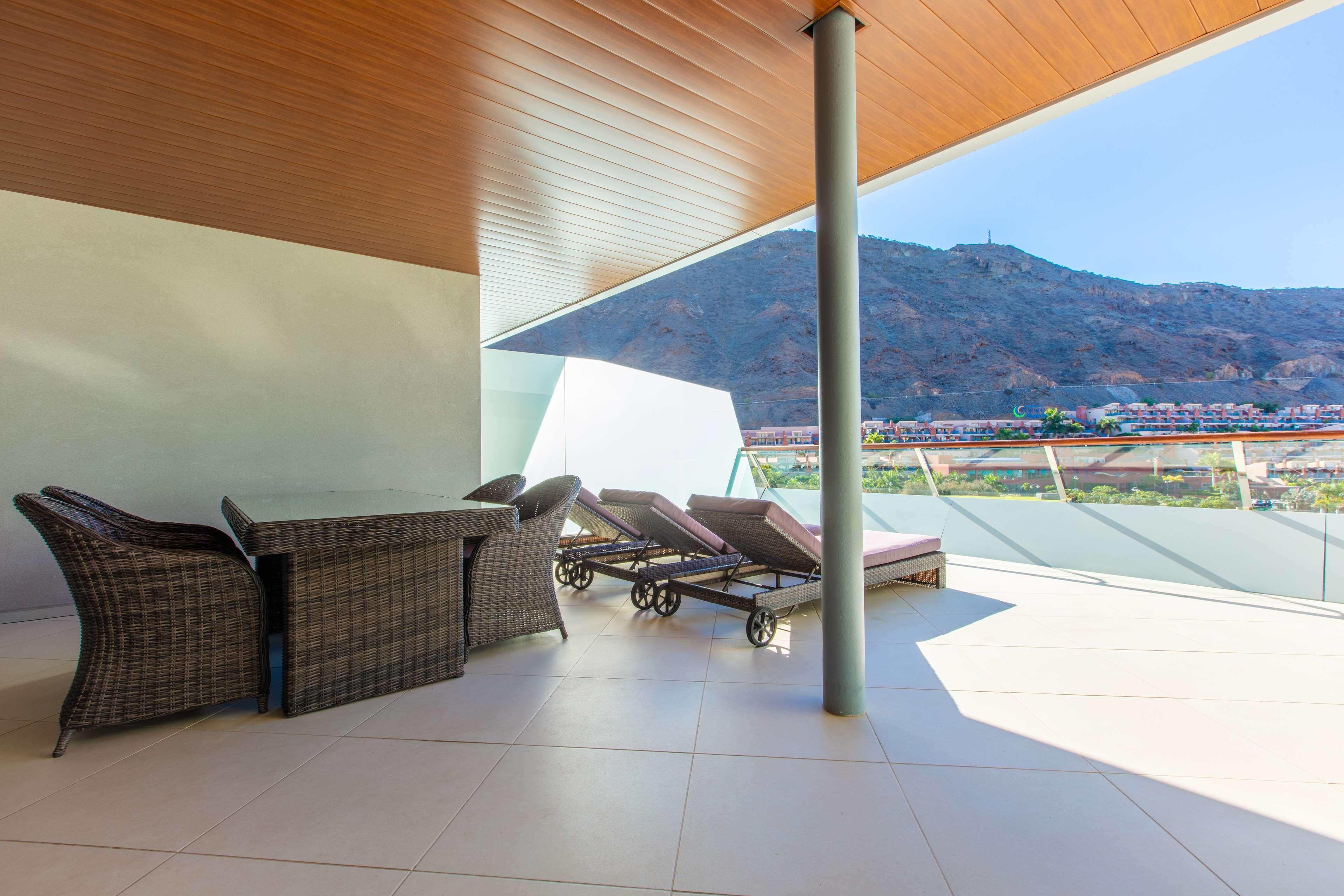 פוארטו דה מוגן Radisson Blu Resort & Spa, Gran Canaria Mogan מראה חיצוני תמונה The hotel's rooftop terrace