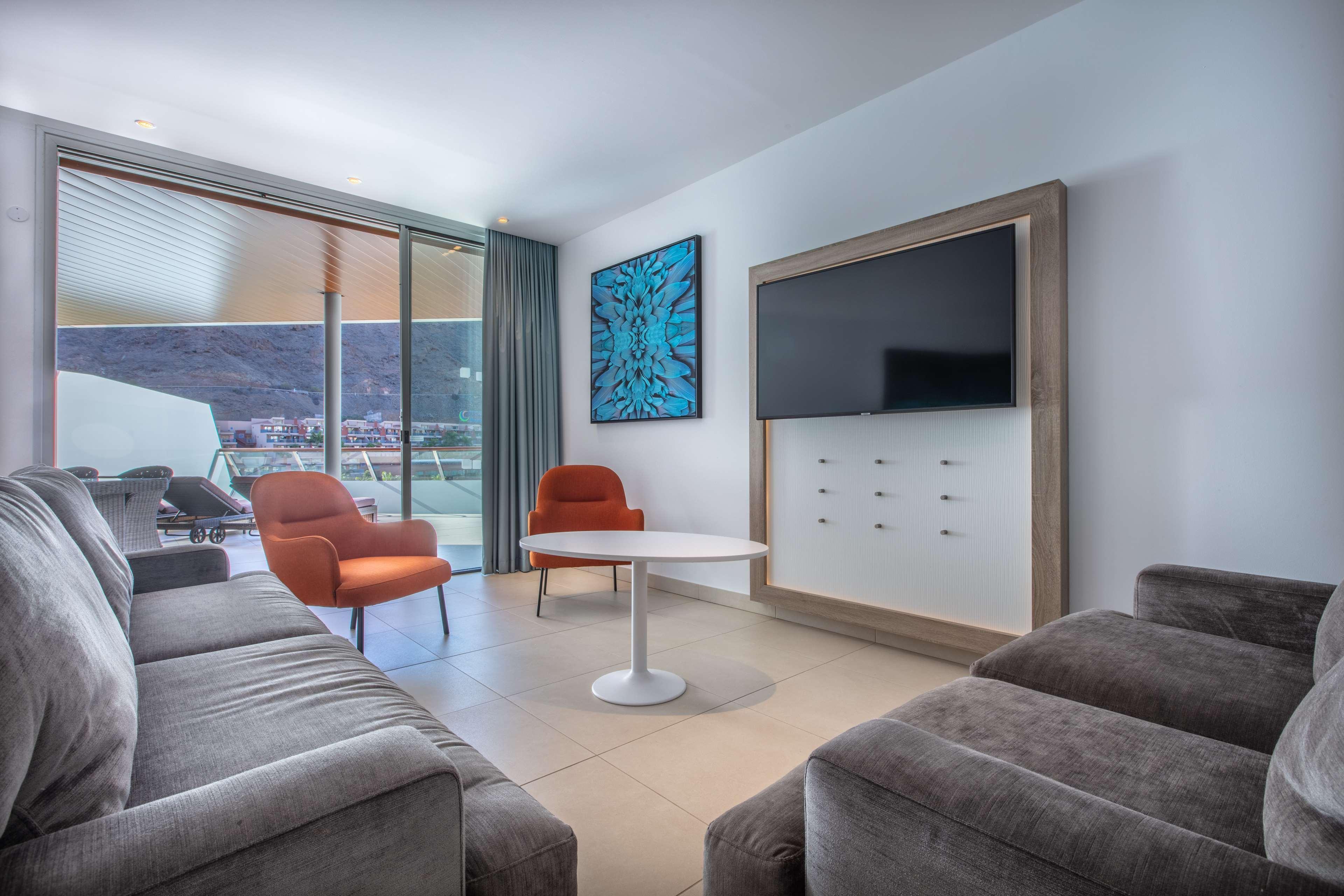 פוארטו דה מוגן Radisson Blu Resort & Spa, Gran Canaria Mogan מראה חיצוני תמונה A living room at the hotel