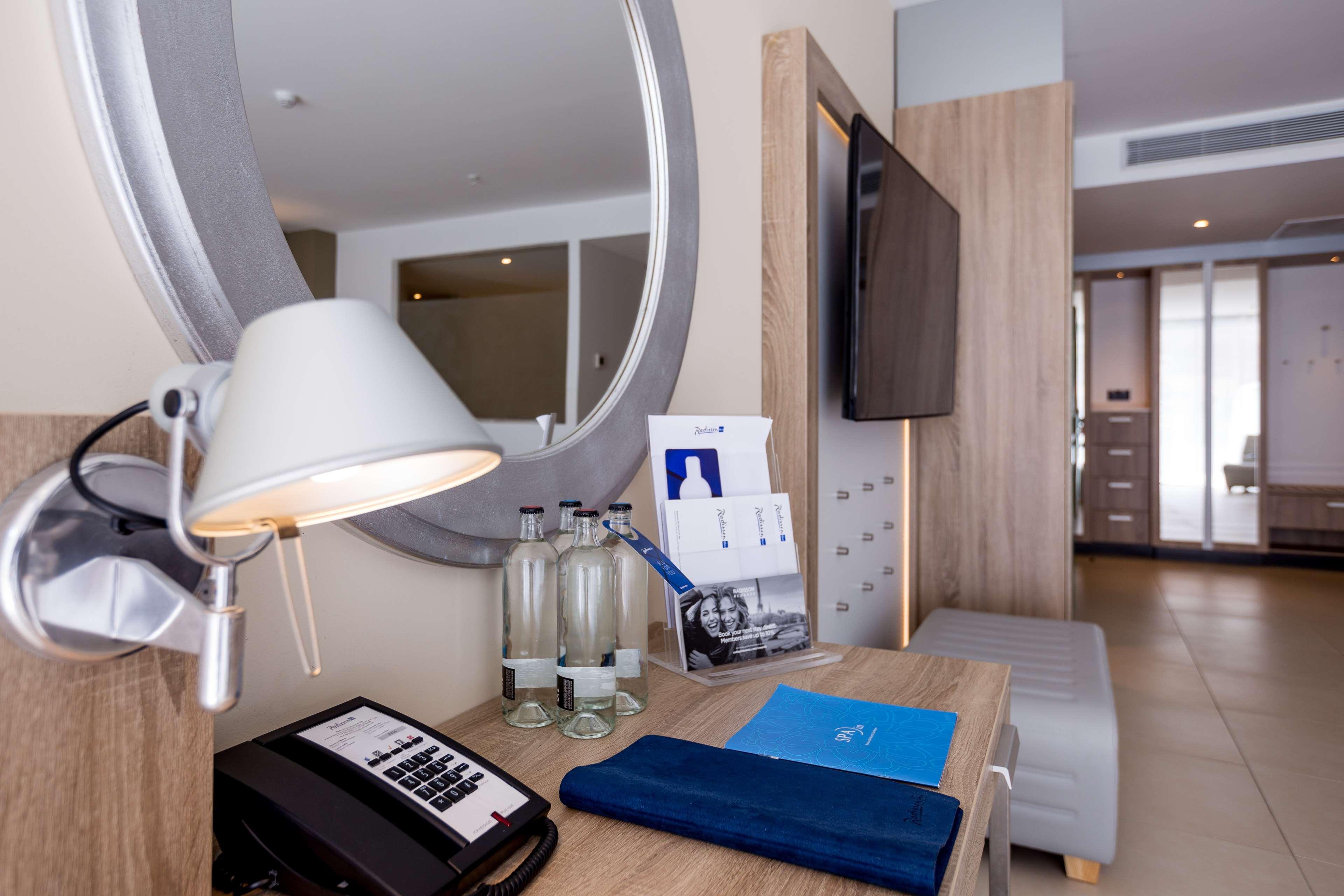 פוארטו דה מוגן Radisson Blu Resort & Spa, Gran Canaria Mogan מראה חיצוני תמונה A room at the hotel