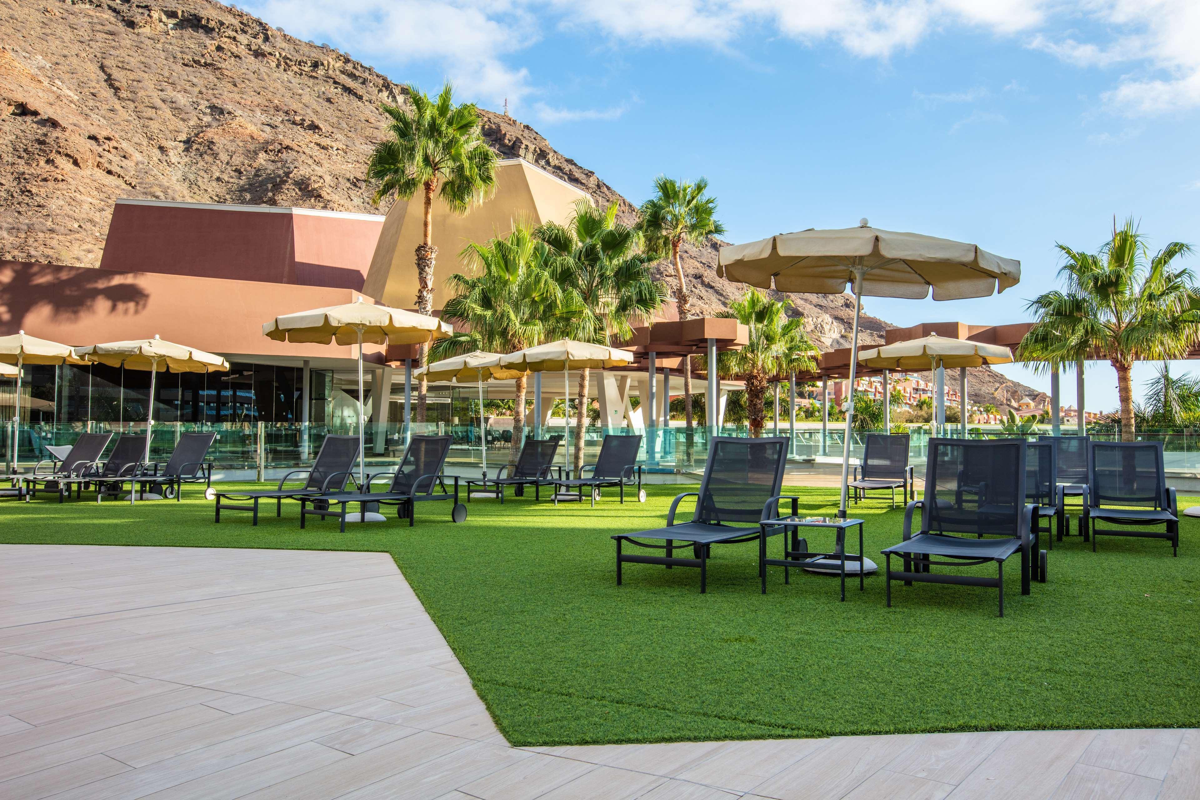 פוארטו דה מוגן Radisson Blu Resort & Spa, Gran Canaria Mogan מראה חיצוני תמונה The resort's pool area