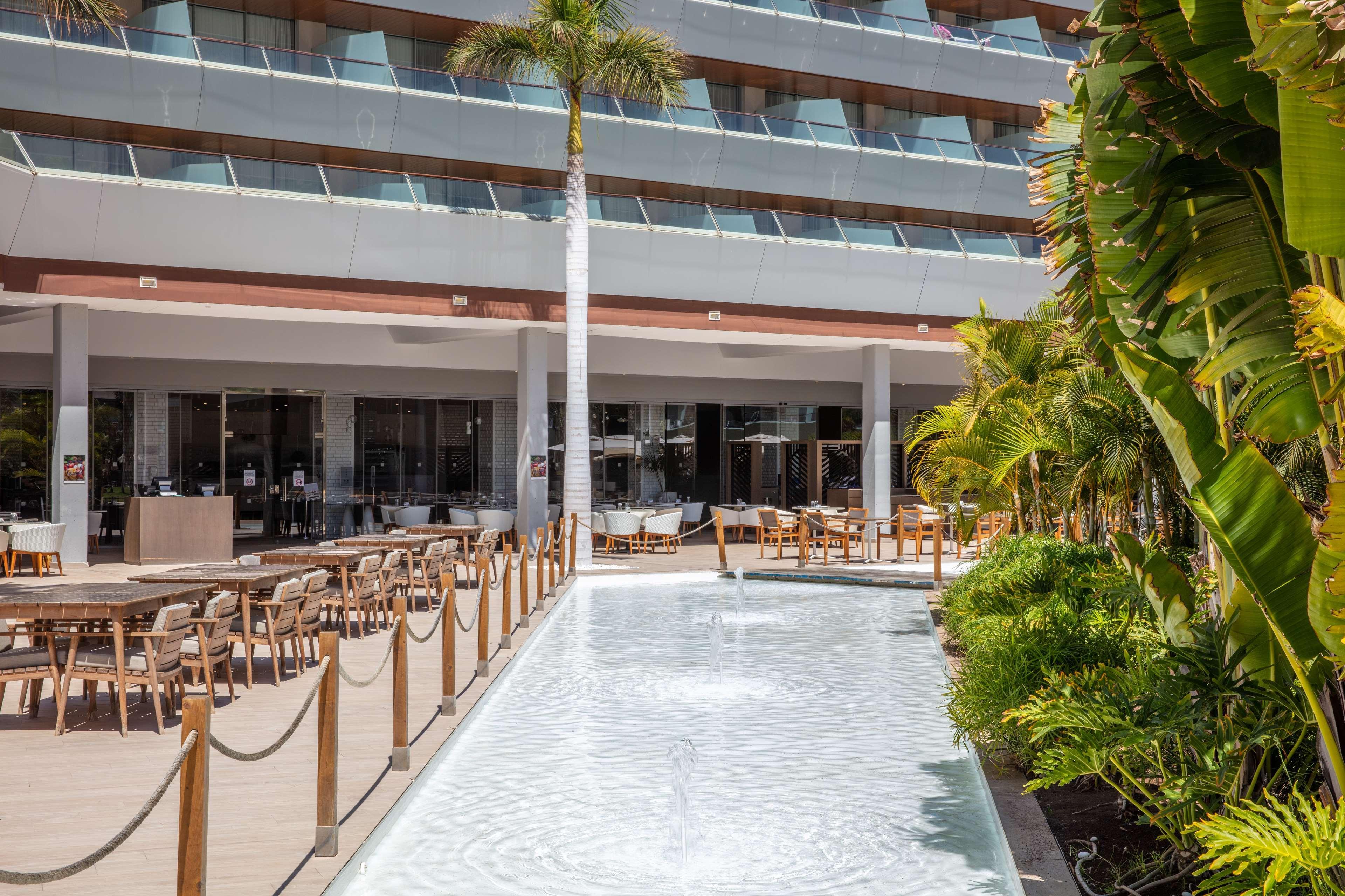 פוארטו דה מוגן Radisson Blu Resort & Spa, Gran Canaria Mogan מראה חיצוני תמונה The hotel's pool