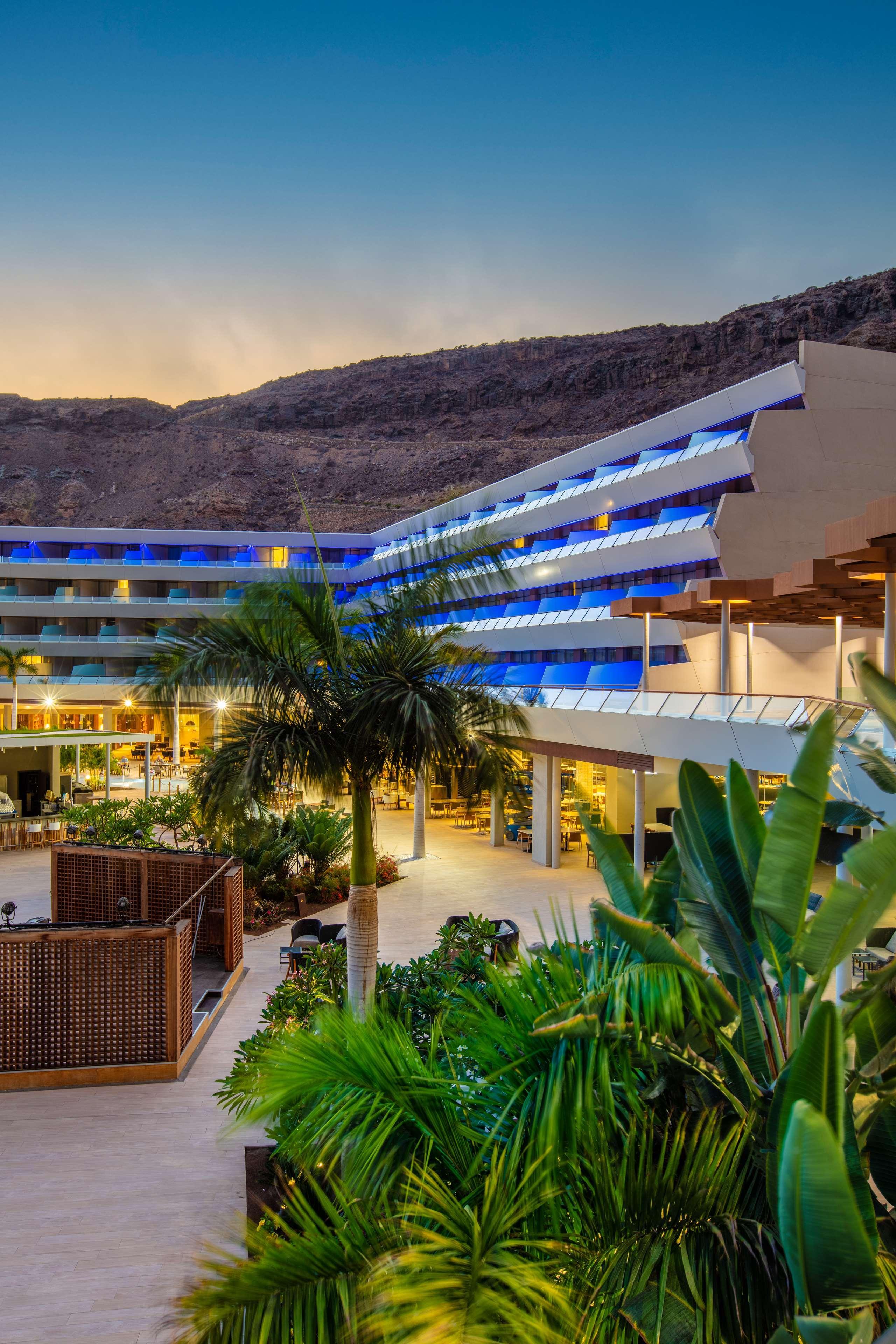פוארטו דה מוגן Radisson Blu Resort & Spa, Gran Canaria Mogan מראה חיצוני תמונה The resort at night