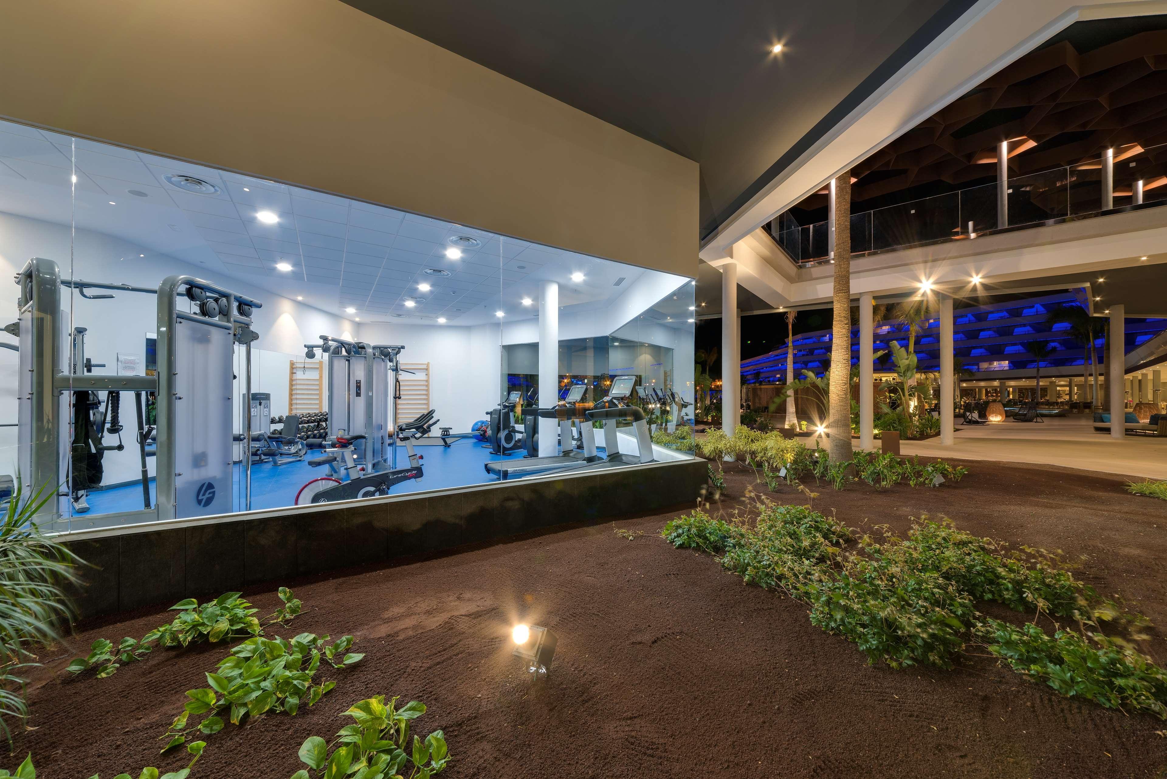פוארטו דה מוגן Radisson Blu Resort & Spa, Gran Canaria Mogan מראה חיצוני תמונה The gym at the hotel