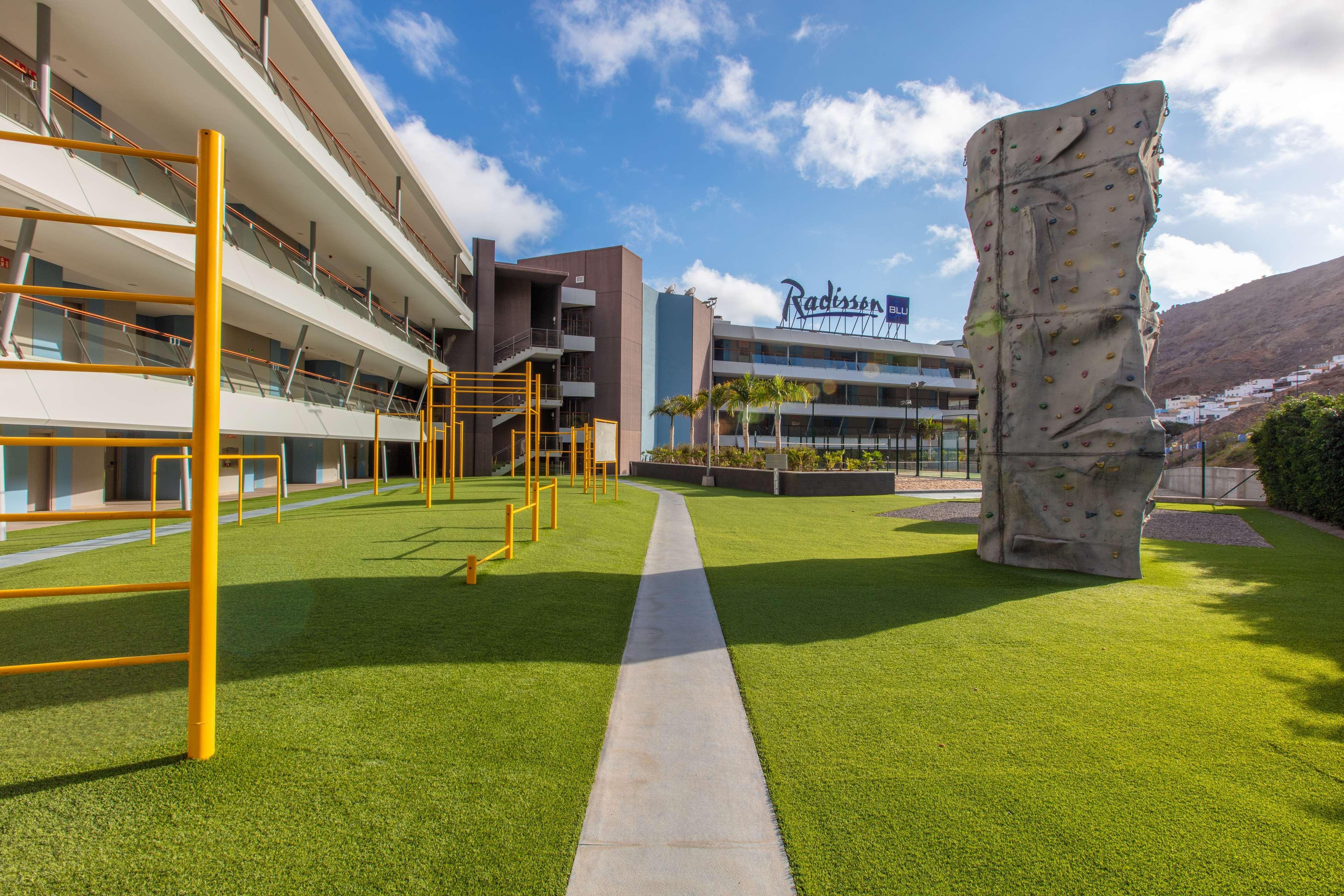 פוארטו דה מוגן Radisson Blu Resort & Spa, Gran Canaria Mogan מראה חיצוני תמונה The hotel's sports facilities