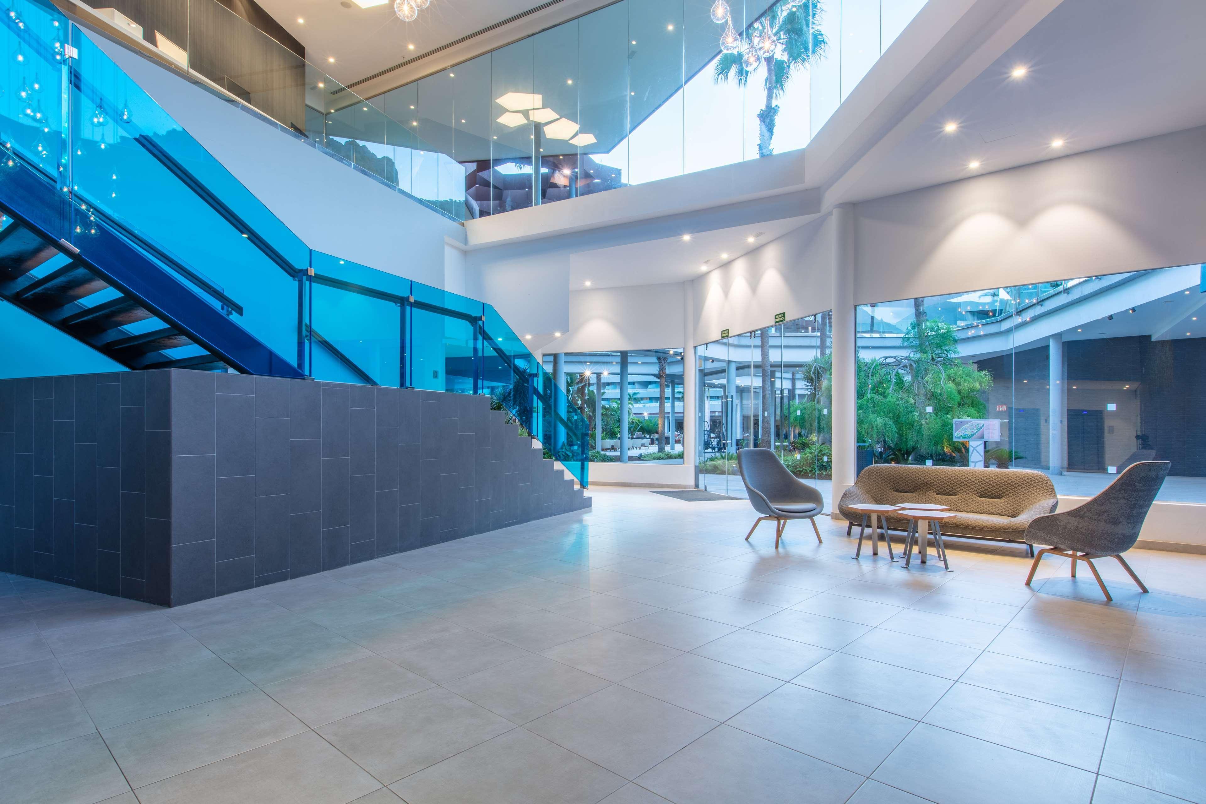 פוארטו דה מוגן Radisson Blu Resort & Spa, Gran Canaria Mogan מראה חיצוני תמונה The interior of the hotel