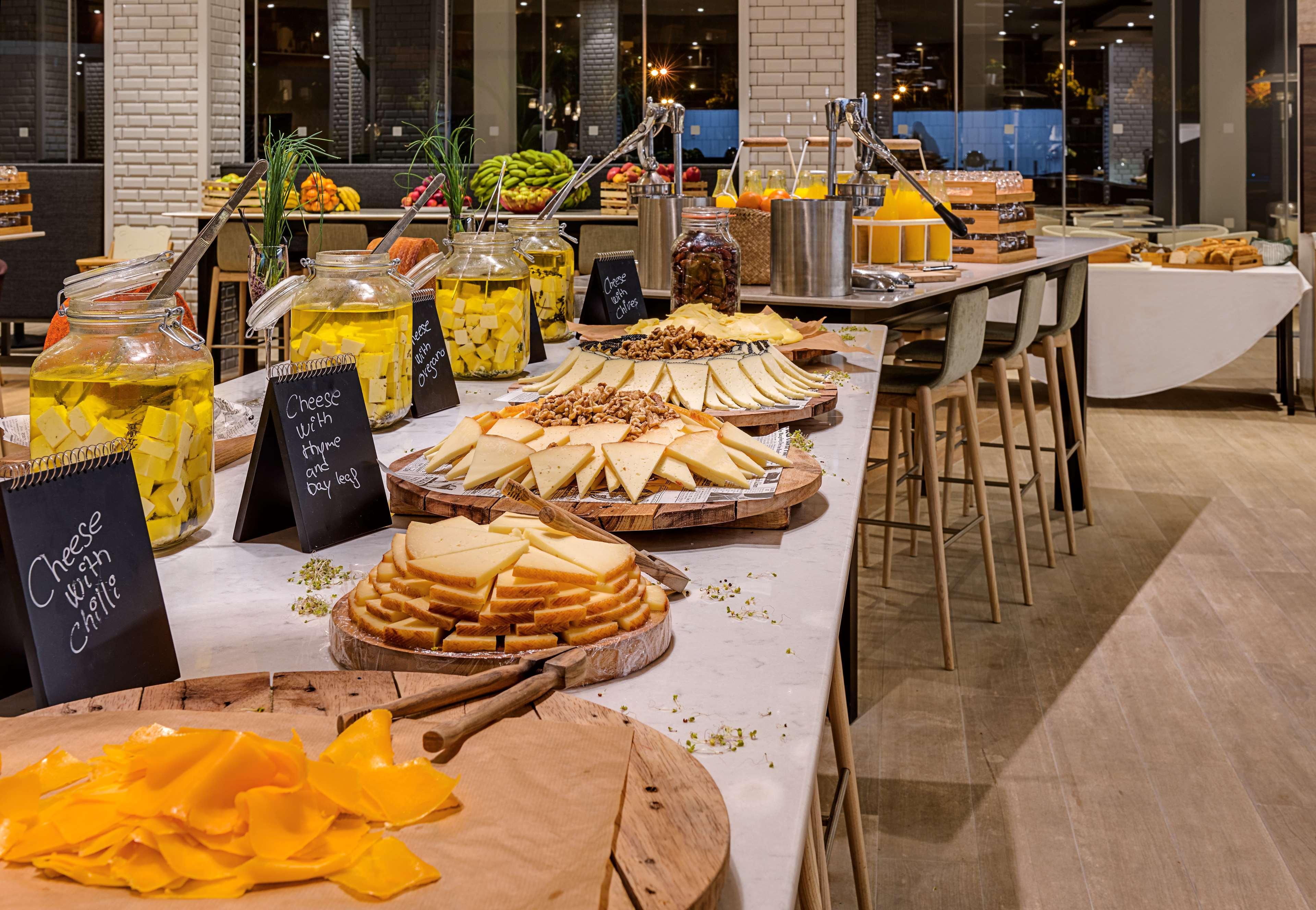 פוארטו דה מוגן Radisson Blu Resort & Spa, Gran Canaria Mogan מראה חיצוני תמונה Buffet at a hotel