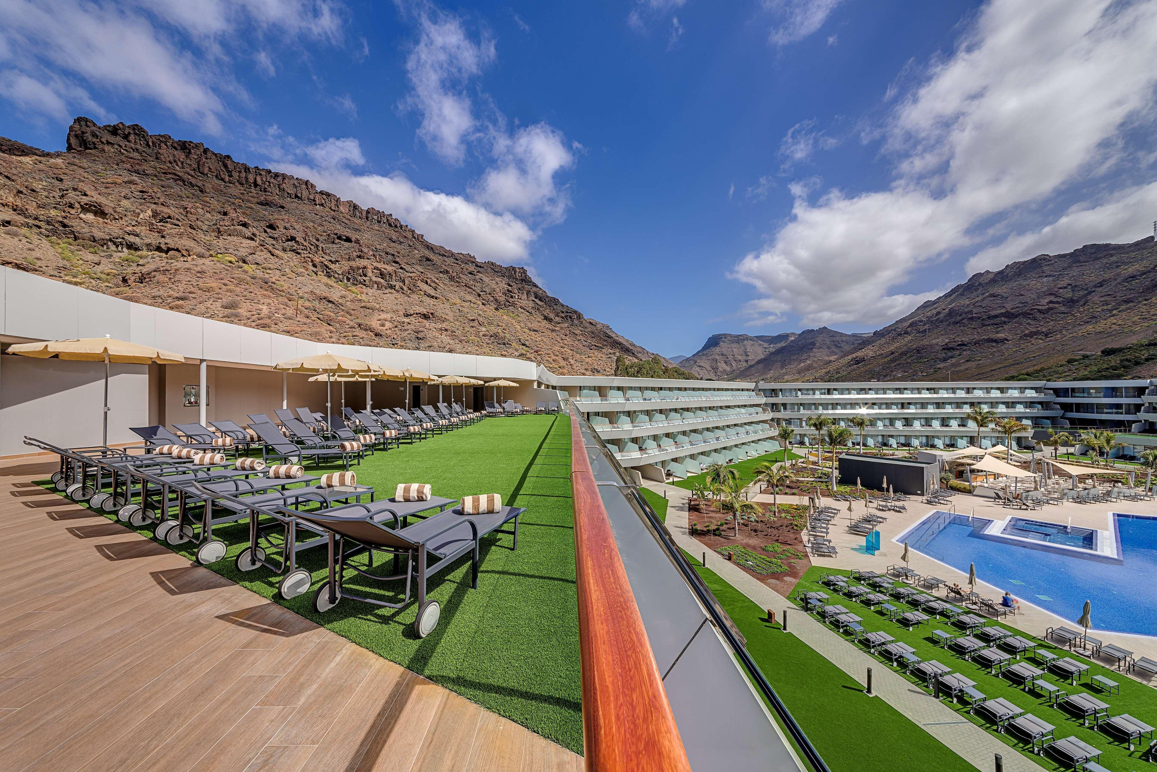 פוארטו דה מוגן Radisson Blu Resort & Spa, Gran Canaria Mogan מראה חיצוני תמונה The resort's rooftop