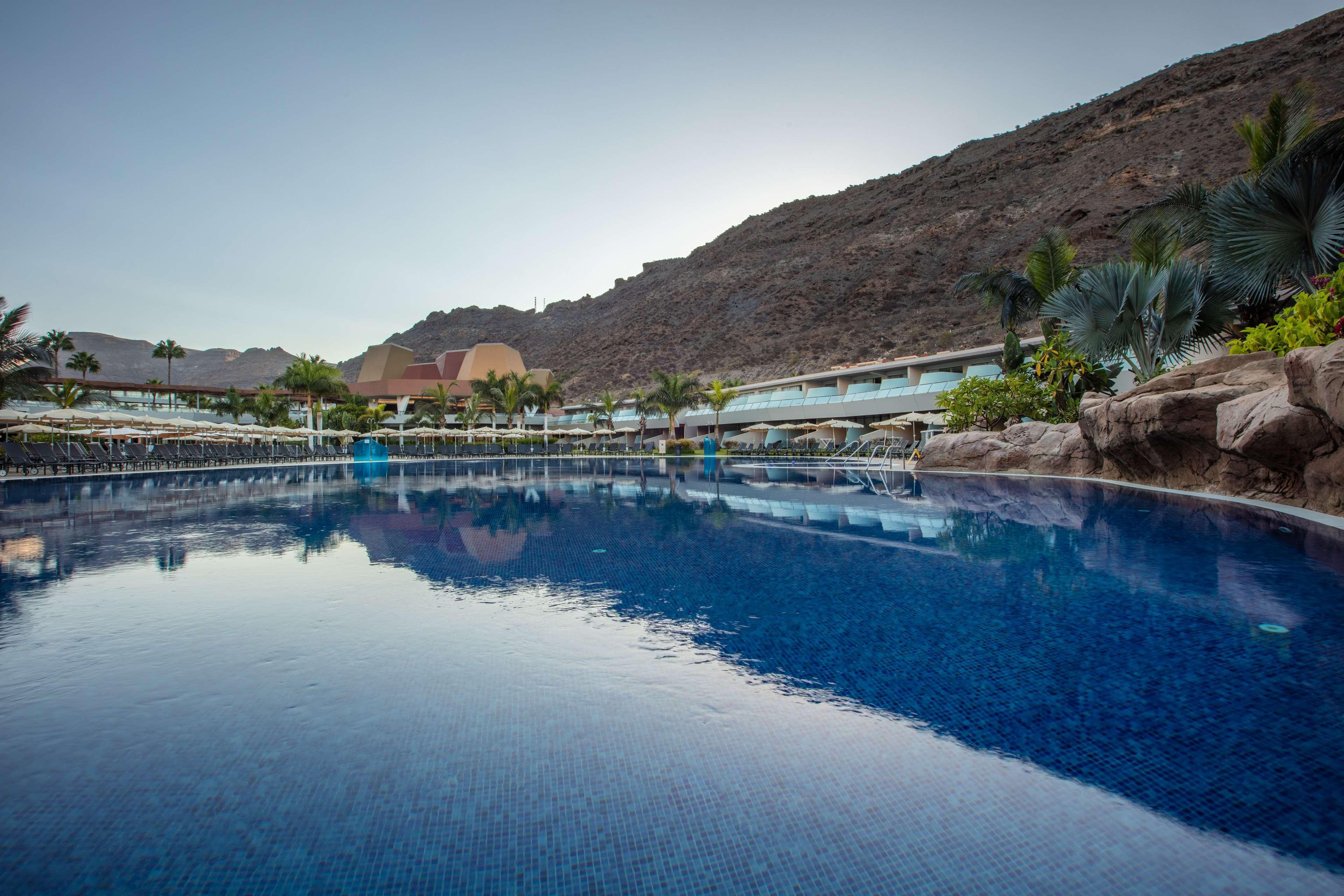 פוארטו דה מוגן Radisson Blu Resort & Spa, Gran Canaria Mogan מראה חיצוני תמונה The resort's swimming pool